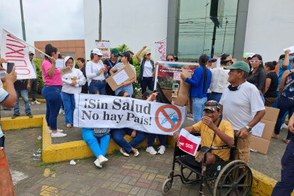 Pacientes renales bloquearon parcialmente la vía Babahoyo–Jujan para exigir kits de diálisis.