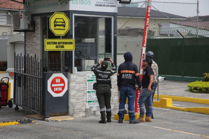 Por esta garita ingresaron los tipos armados a Colinas de Los Ceibos, cuyos residentes no quisieron dar declaraciones. Los guardias aseguraron que fueron sorprendidos porque pensaban que se trataba de un operativo.