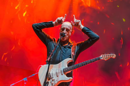 Jorge Ilegales grabó una veintena de álbumes con Ilegales, entre grabaciones en estudio y trabajos en concierto. Su último disco, "Joven y arrogante" lo sacó este 2025.