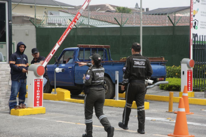 Policías llegaron hasta Colinas de los Ceibos para verificar lo sucedido.