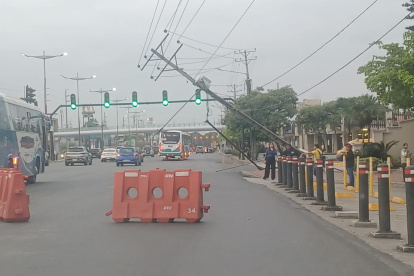 Un poste quedó en mal estado tras el accidente en la avenida Samborondón.
