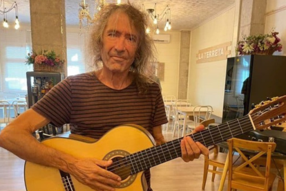 Muere Robe Iniesta, icono del rock español. Recopilamos los homenajes de compañeros como Dani Martín y Rozalén