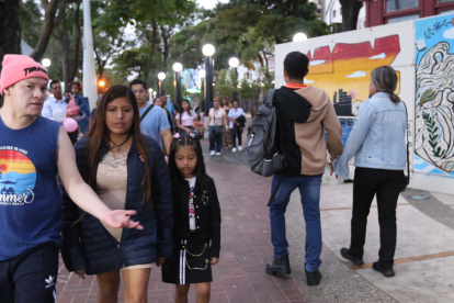 La ciudadanía utiliza abrigos y otras prendas debido al frío que suele registrarse en estos meses en Guayaquil.