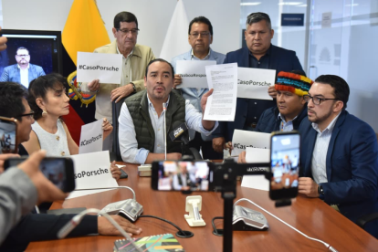 El jefe de la bancada de Revolución Ciudadana Juan Andrés González cuestionó la versión del abogado del Grupo Noboa.