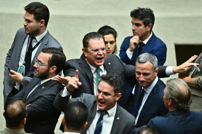 Diputados celebran durante la votación que aprobó un proyecto de ley que busca reducir las penas del expresidente ultraderechista Jair Bolsonaro.