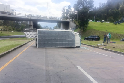 El volcamiento de un camión obligó a cerrar totalmente el paso en un tramo de la avenida Simón Bolívar.
