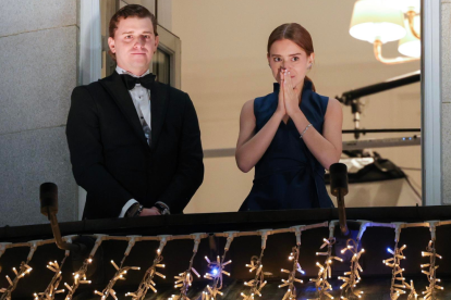 Ana Corina Sosa y Ricardo Sosa Machado observan la procesión con antorchas en honor a María Corina Machado en Oslo, el 10 de diciembre de 2025.