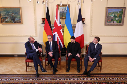 El canciller alemán, Friedrich Merz; el primer ministro británico, Keir Starmer; el presidente de Ucrania, Volodímir Zelensky; y el de Francia, Emmanuel Macron.