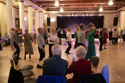 Bailarines de salón participan en un baile de té por la tarde, en el Ayuntamiento de Sheffield, en Sheffield, norte de Inglaterra, el 25 de septiembre de 2025.