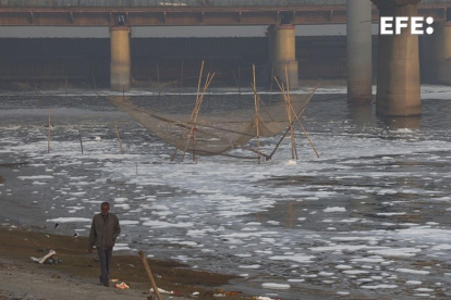 El río Yamuna, cubierto por una capa de espuma tóxica que se extiende más de 500 metros, en Nueva Delhi.