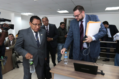 El abogado del Grupo Noboa, Fernando Yavar (derecha) se pronunció tras denuncia del correísmo por el caso Porsche
