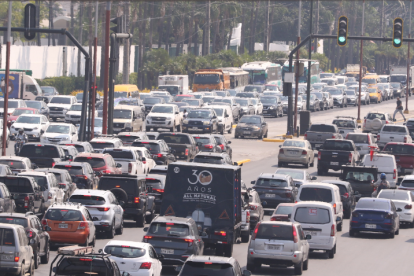 Tránsito. La avenida Samborondón suele lucir congestionada.