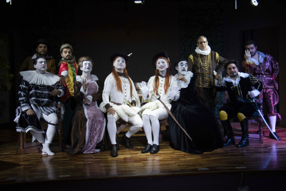 El elenco está integrado por Alfredo Espinosa como Olivia y Javier Taco como Viola/Cesario, acompañados por Pablo Aguirre, Juan Pablo Acosta, Javier Campaña, José Miguel Sandoval, Gonzalo Nuñez Caviedes, Andrés Oviedo, Isaac Montoya y el propio César Salazar.