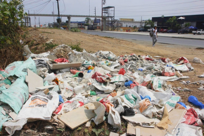 Los desechos se acumulan en un tramo junto a la avenida León Febres Cordero, a 10 metros del ingreso al vial 10.
