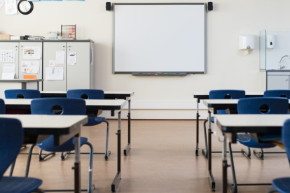 Referencial. Salón de clases vacío por vacaciones.