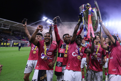 Gustavo Cortez (i) dio la vuelta olímpica y levantó la copa de LigaPro junto a sus compañeros. Este año regreso a Independiente para ser campeón