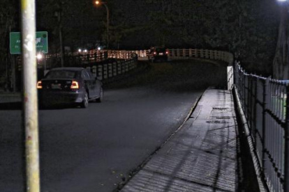 El puente de la calle Ilanes tiene varias luminarias averiadas.