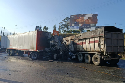 Explosión y choque en la vía Alóag deja un fallecido y cierre total del kilómetro 3.