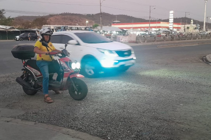 Los habitantes han tenido que rellenar los huecos en las vías con cascajo o piedras chancadas.