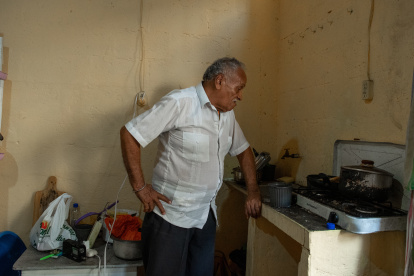 Víctor Guarín Marín ha tenido inconvenientes al manejar su cocineta, debido a las cataratas que tiene.