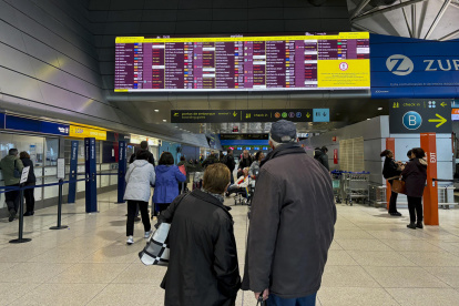 Vuelos cancelados, mostradores de facturación vacíos y una significativa reducción de los pasajeros son el paisaje que deja la huelga general en Portugal.