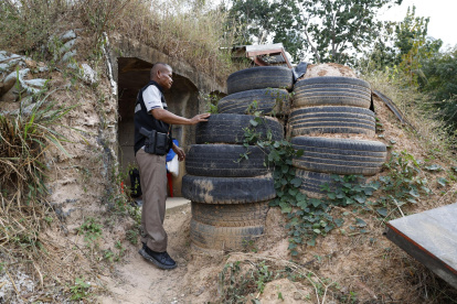 Un policía tailandés se refugia en un búnker durante los combates de artillería entre tropas tailandesas y camboyanas en Tailandia, el 11 de diciembre de 2025.