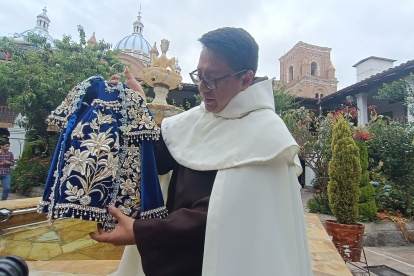 Este 2025 el Niño Viajero lucirá un traje azul con detalles dorados y plateados.