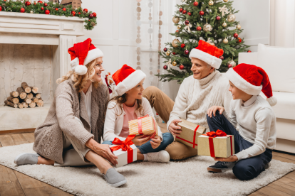 Decoración navideña al estilo USA conlleva luces y adornos, ideal para hogares en Ecuador.