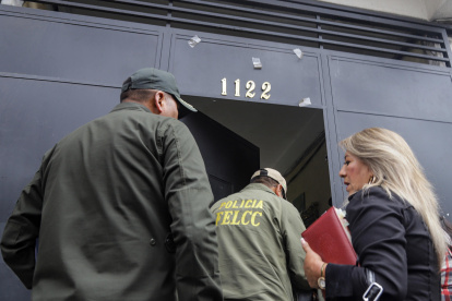 Integrantes de la Policía de Bolivia ingresa al edificio de la Fuerza Especial de Lucha contra el Crimen (Felcc) este jueves, en La Paz (Bolivia).