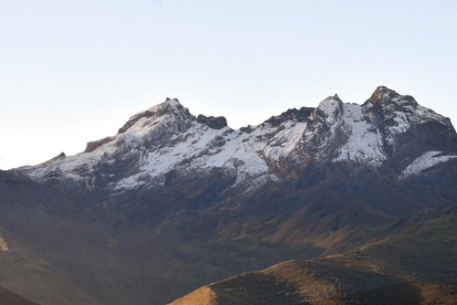Humo y vegetación afectada se extienden por las faldas del Chimborazo durante el incendio.