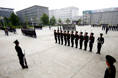 Miembros de la Guardia de Honor del Ejército Popular de Liberación (EPL) de China realizan ejercicios militares en Beijing, China, el 21 de julio de 2011.