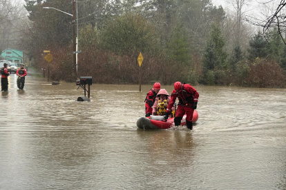 Integrantes del departamento de Bomberos de Eastside durante una operación de rescate debido a las inundaciones en el río Middle Fork en Washington (Estados Unidos).