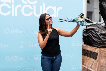 La obra ganadora, el guacamayo en movimiento de Gisella Matamoros, es una de las piezas que más interacción genera con los visitantes