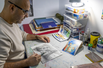 El ilustrador Salah Mezian trabaja en su estudio durante su entrevista con EFE.