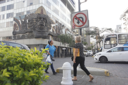 Un mural del artista Theo Constante se impone en un edificio donde funciona la Fiscalía General del Estado en las calles Antepara y 9 de Octubre, antiguo Museo Antropológico del Banco Central.
