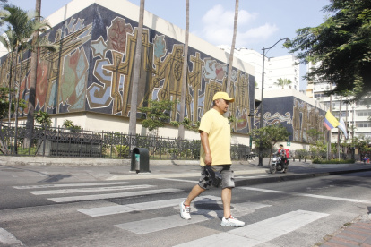El Museo Municipal de Guayaquil presenta en su fachada una obra pictórica de Jorge Swett.