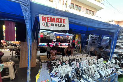 A lo largo de la Capitán Nájera hay ofertas desde $1. También se utiliza letreros para llamar la atención de clientes.