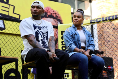 Michael Morales en un evento con la gente.