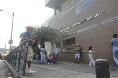 Preocupación. Padres con hijos con acondroplasia acuden a este hospital para tratar de acceder al fármaco.