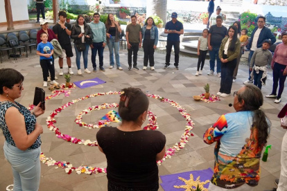 Ritual. La celebración recreó un altar simbólico con pétalos.