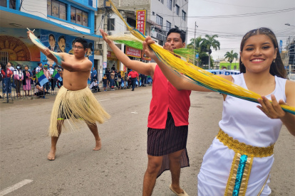 Desfile. Jóvenes destacan la paja toquilla en un pregón, en Barcelona.