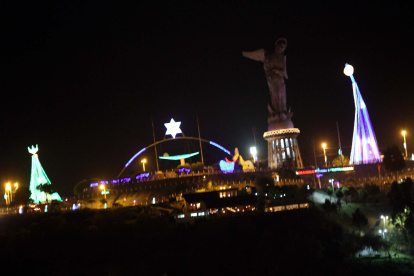 Más de 5.000 metros de luces vestirán al pesebre gigante que ilumina la Navidad capitalina desde el Panecillo.