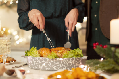 Logra una cena navideña elegante y abundante sin un gran presupuesto