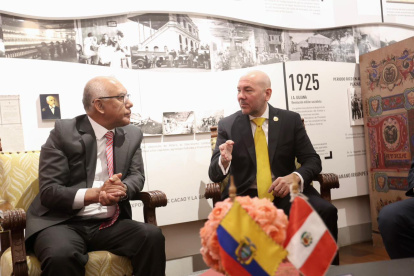 Los ministros de Defensa Gian Carlo Loffredo y César Díaz discutieron nuevas estrategias para enfrentar el crimen organizado que opera a ambos lados de la frontera.