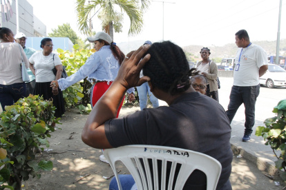 Familiares del adolescente acudieron al Laboratorio de Criminalística para retirar su cuerpo, la mañana de este viernes 12 de diciembre.