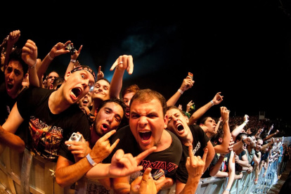 Fans británicos celebran el anuncio de un concierto.