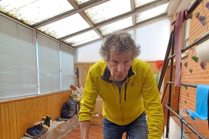 Antes del amanecer, el alpinista Carlos Soria ya está levantado para comenzar su rutina de ejercicios: pedalear, subir y bajar las escaleras de su casa, pesas, caminar por los bosques cercanos o entrenar en el rocódromo.
