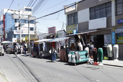 En la av. de la Prensa, entre Bellavista, Unión y Progreso y Lizardo, en el norte de Quito, no cuentan con permisos.