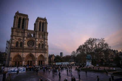 Monumento. Visitantes de diferentes partes del mundo se reúnen fuera de la Catedral de Notre Dame, un año después de la reapertura en París.