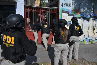 Operativo. Miembros de la Policía de Investigaciones de Chile (PDI) allanaron una casa durante una operación antidrogas en Santiago de Chile, en una zona conocida como violenta.